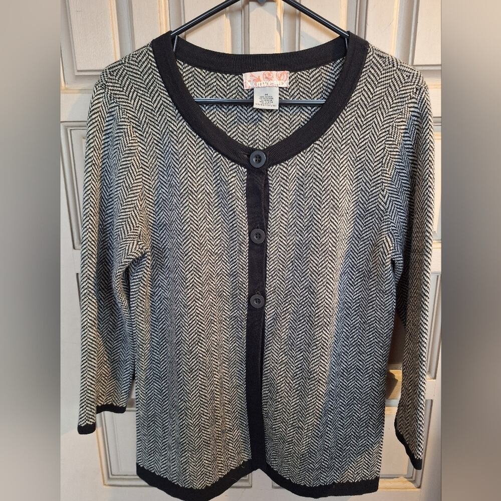 Nouveaux Women's Sweater SzM Knit Gray/Blk Contrast 3Button Closure Nice Look